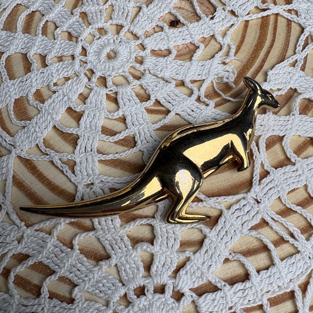 Vintage Unsigned Gold Tone Kangaroo Brooch Pin Animal Core